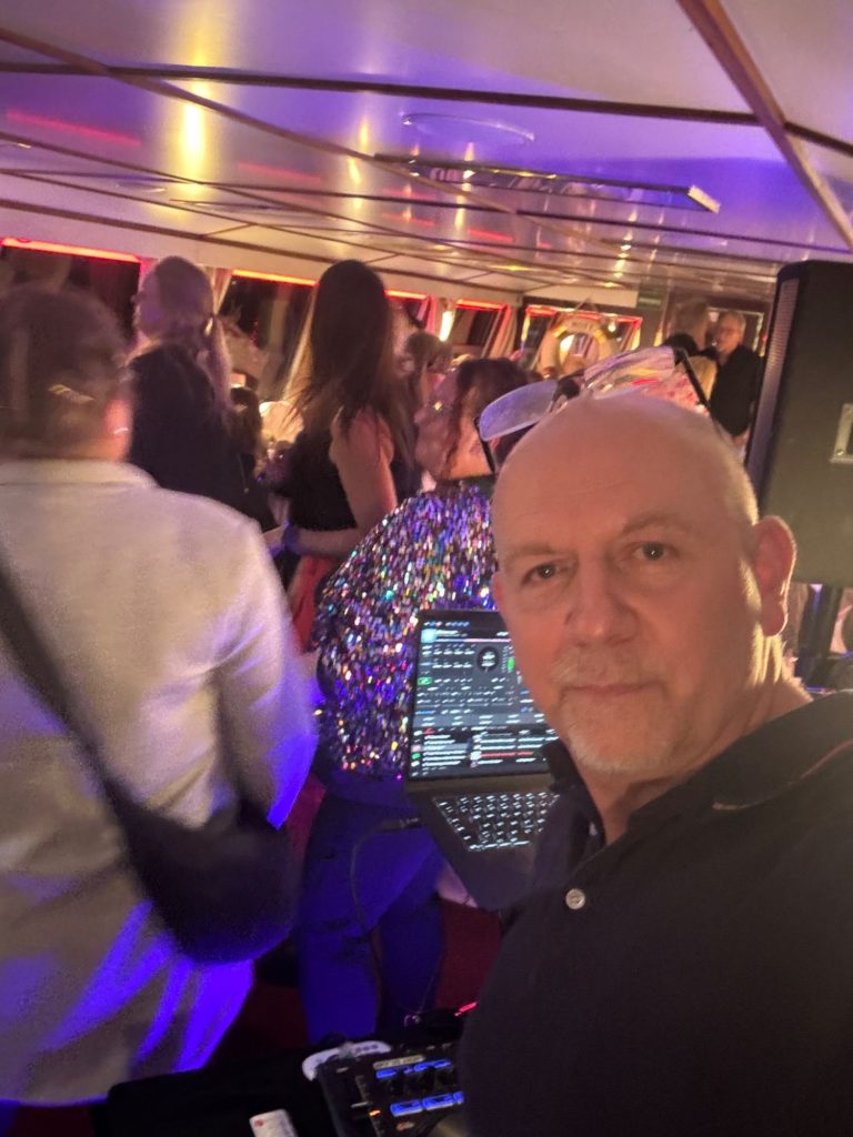 Party auf der Spree in Treptow Firmen-Event mit vielen Menschen, die auf der Tanzfläche mit bunten Lichtern versammelt sind.