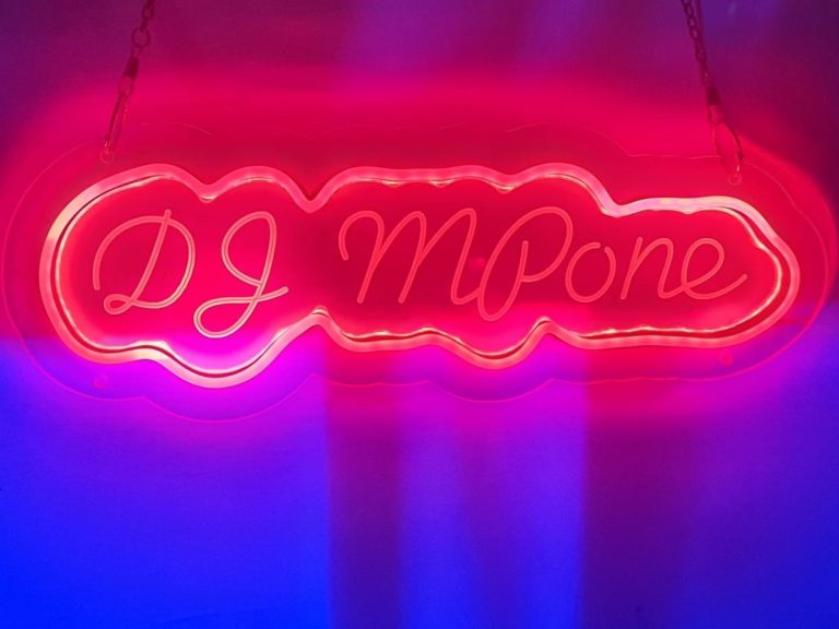Neonschild mit dem Schriftzug "DJ M'Pone" in Pink und Blau.