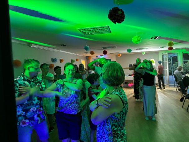 Party - Tanz in Grünheide - Brandenburg Tanzveranstaltung mit bunten Lichtern und Menschen, die zusammen feiern.