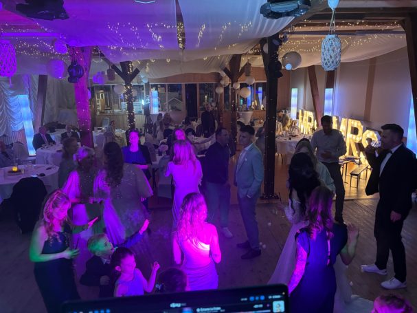 Tanzfläche mit Menschen in der Hochzeitsscheune Kremmen von B&B Event