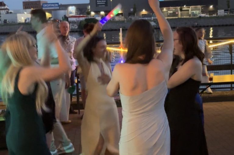 Schlagerparty in Treptow & Berlin - Mitte Schlagerparty auf einem Schiff am 19.06.2026, 18-22 Uhr, Preis 69 €, inkl. Essen und Musik.