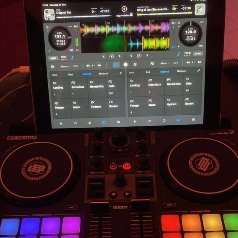 DJ-Setup mit Turntables und Bildschirm, der Musiksoftware anzeigt.