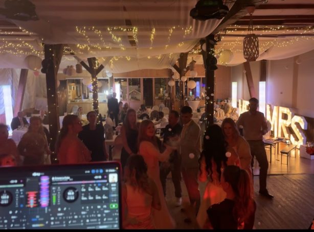 Tanzende Menschen in einer Party-Scheune